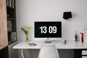 Hjemmearbejdsplads med en iMac